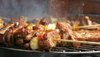 Brochettes de viandes et légumes fumantes sur un grill