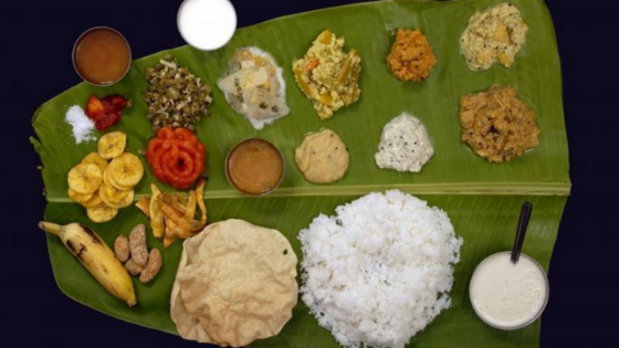 thali indien traditionnel disposé sur une feuille de bananier